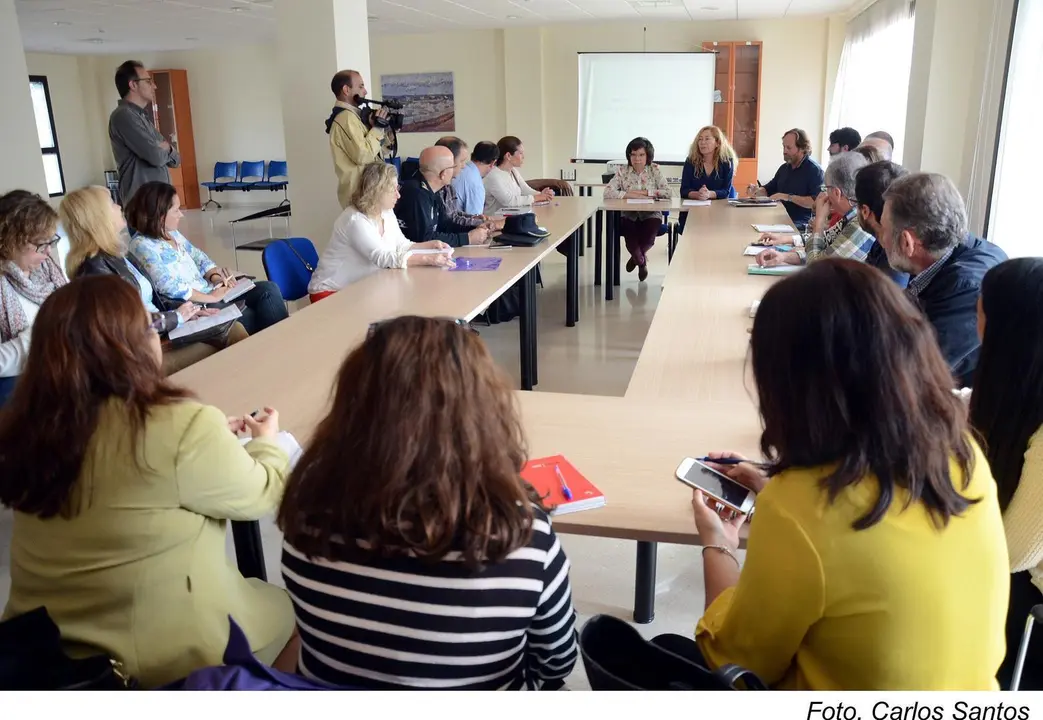 Carmen Collado al fondo presidiendo la Mesa de Buenos tratos.