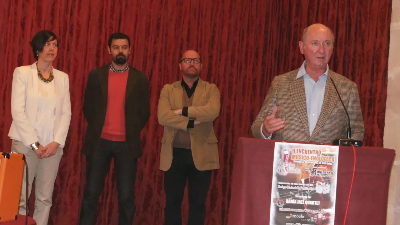 Ricardo Rebuelta, propietario de Bodegas Hacienda La Parrilla Alta, presentando el evento a los asistentes