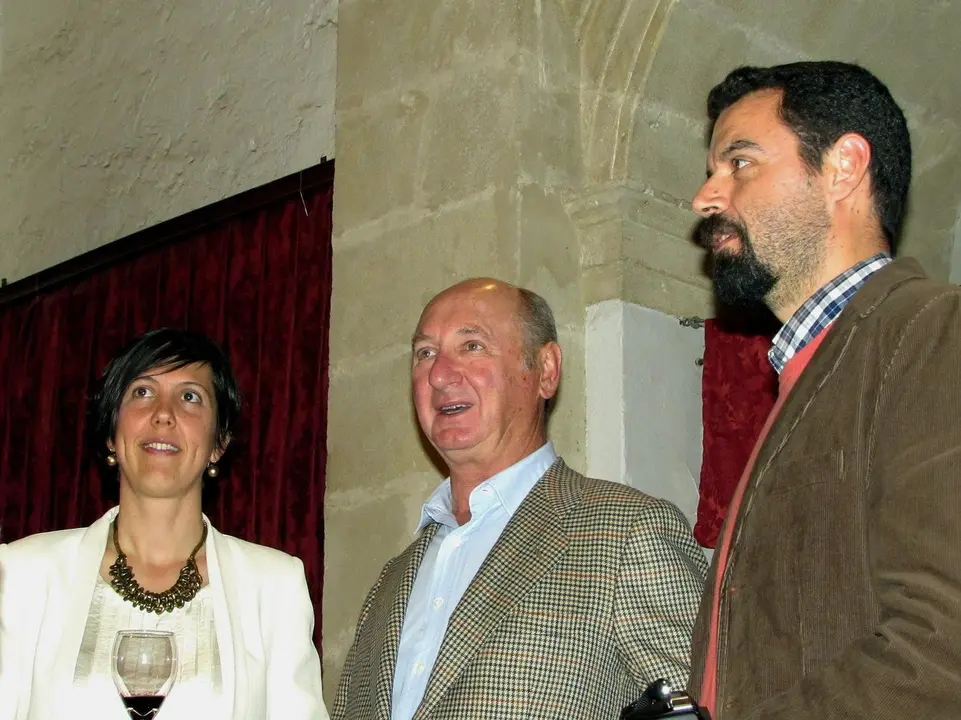 RIcardo Rebuelta, de Bodegas Hacienda La Parrilla Alta, junto a Jorge Garc&iacute;a y Noelia Herrera, de Jonocla Fotograf&iacute;a