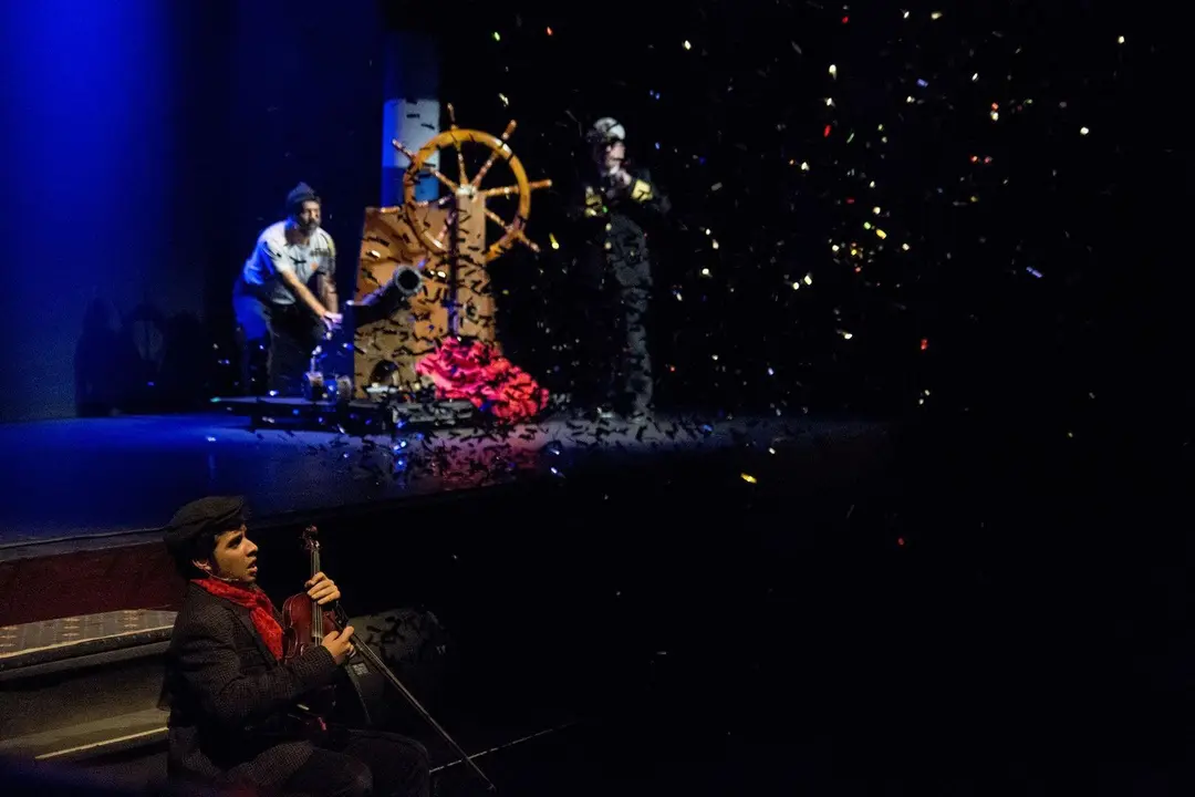 Escena de la representaci&oacute;n "Viento del Este" en el Teatro Villamarta de Jerez, por el grupo de teatro Dioniso | Noelia Herrera, de Jonocla Fotograf&iacute;a para MIRA Jerez