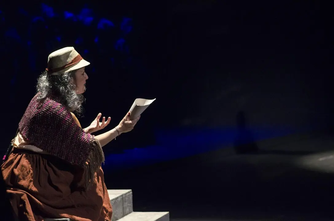 Escena de la representaci&oacute;n "Viento del Este" en el Teatro Villamarta de Jerez, por el grupo de teatro Dioniso | Noelia Herrera, de Jonocla Fotograf&iacute;a para MIRA Jerez