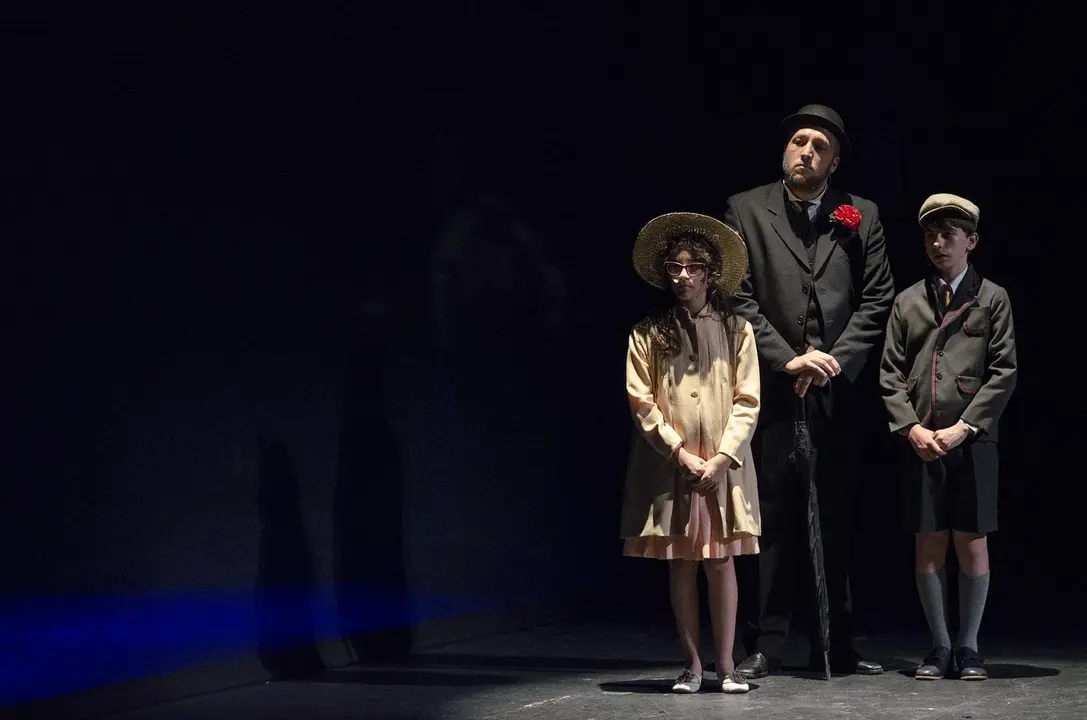 Escena de la representaci&oacute;n "Viento del Este" en el Teatro Villamarta de Jerez, por el grupo de teatro Dioniso | Noelia Herrera, de Jonocla Fotograf&iacute;a para MIRA Jerez
