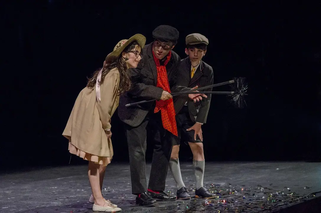 Escena de la representaci&oacute;n "Viento del Este" en el Teatro Villamarta de Jerez, por el grupo de teatro Dioniso | Noelia Herrera, de Jonocla Fotograf&iacute;a para MIRA Jerez