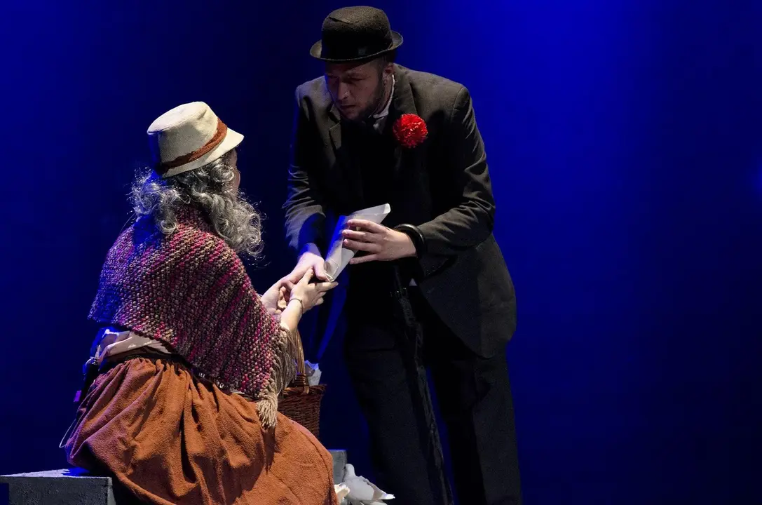Escena de la representaci&oacute;n "Viento del Este" en el Teatro Villamarta de Jerez, por el grupo de teatro Dioniso | Noelia Herrera, de Jonocla Fotograf&iacute;a para MIRA Jerez
