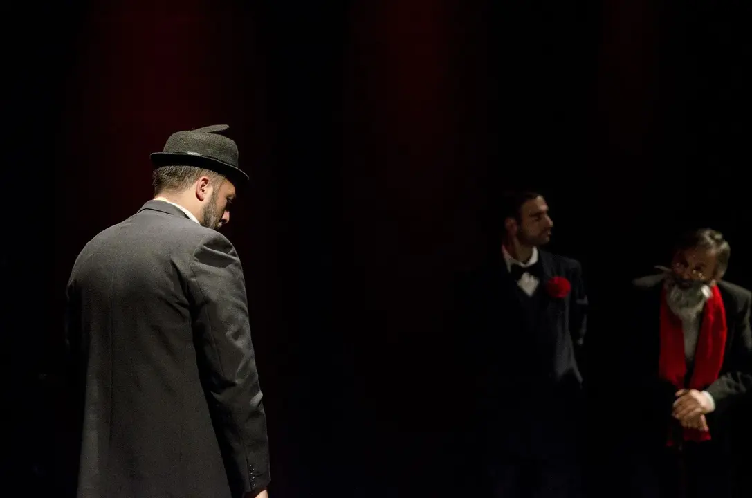 Escena de la representaci&oacute;n "Viento del Este" en el Teatro Villamarta de Jerez, por el grupo de teatro Dioniso | Noelia Herrera, de Jonocla Fotograf&iacute;a para MIRA Jerez