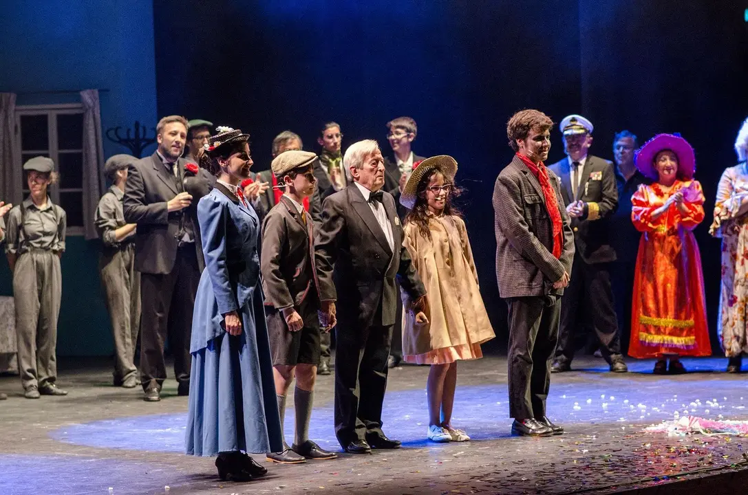Saludo al finalizar la representaci&oacute;n de "Viento del Este" en el Teatro Villamarta de Jerez, por el grupo de teatro Dioniso | Noelia Herrera, de Jonocla Fotograf&iacute;a para MIRA Jerez
