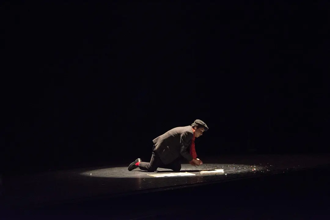 Escena de la representaci&oacute;n "Viento del Este" en el Teatro Villamarta de Jerez, por el grupo de teatro Dioniso | Noelia Herrera, de Jonocla Fotograf&iacute;a para MIRA Jerez