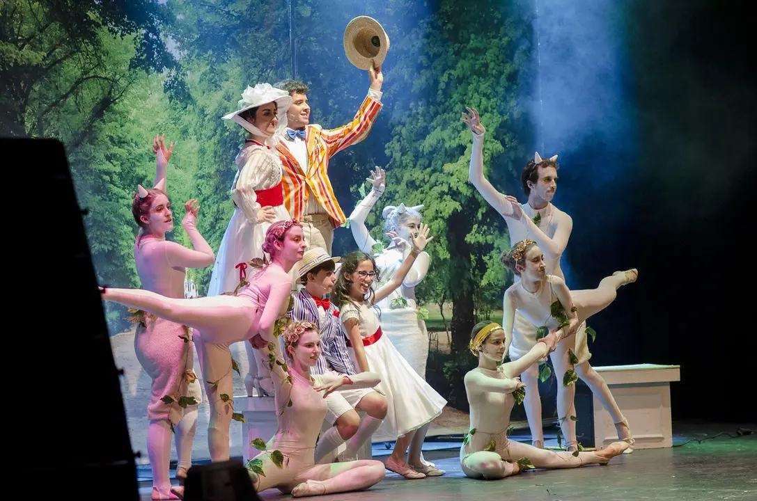 Escena de la representaci&oacute;n "Viento del Este" en el Teatro Villamarta de Jerez, por el grupo de teatro Dioniso | Noelia Herrera, de Jonocla Fotograf&iacute;a para MIRA Jerez