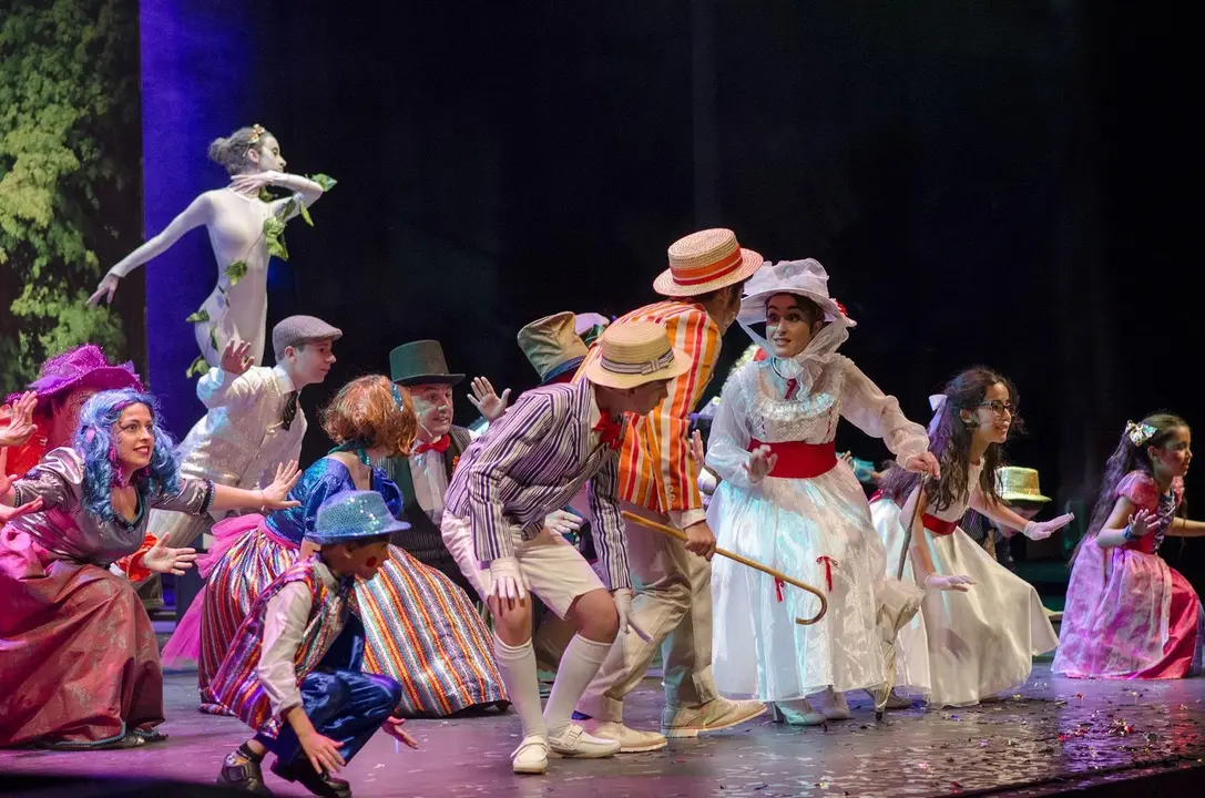 Escena de la representaci&oacute;n "Viento del Este" en el Teatro Villamarta de Jerez, por el grupo de teatro Dioniso | Noelia Herrera, de Jonocla Fotograf&iacute;a para MIRA Jerez