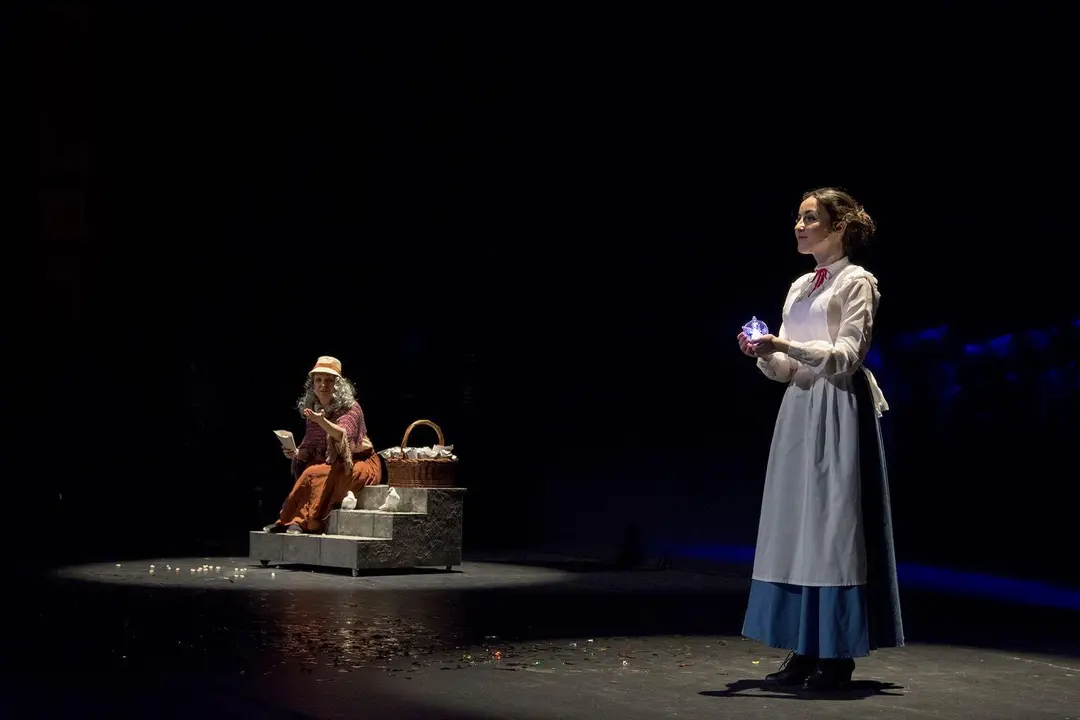 Escena de la representaci&oacute;n "Viento del Este" en el Teatro Villamarta de Jerez, por el grupo de teatro Dioniso | Noelia Herrera, de Jonocla Fotograf&iacute;a para MIRA Jerez