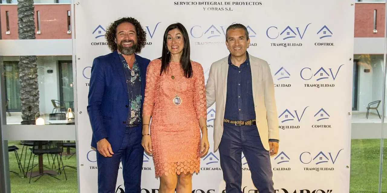El coach Ram&oacute;n Barrera junto a Ana Mar&iacute;a Sanjuan y Antonio Cabeza de Vaca, de CAV Servicios