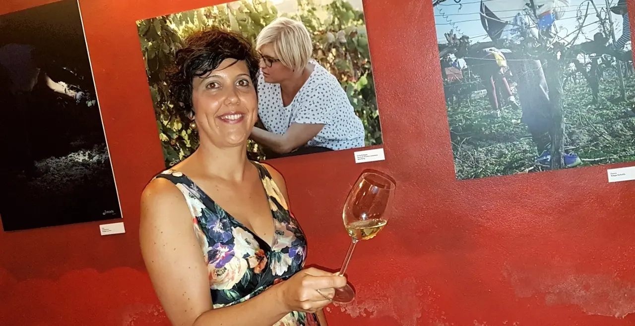 Noelia Herrera, de Jonocla Fotograf&iacute;a, organizadora de la exposici&oacute;n 'El vino, alma de mujer'