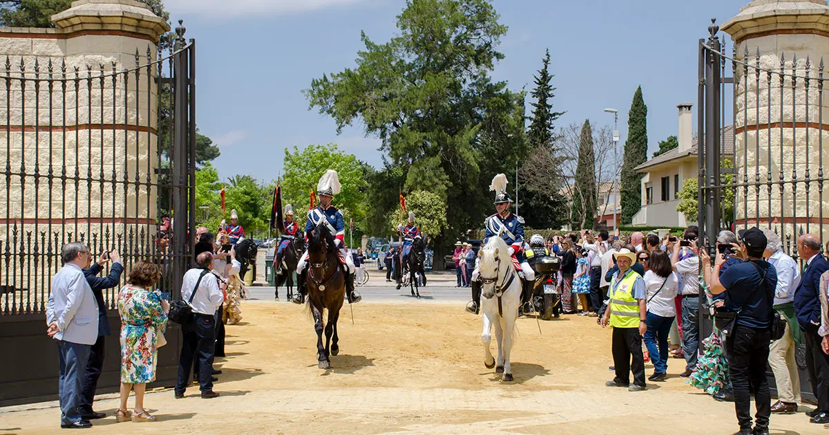 Guardia Real en paseo por el recinto ferial del Parque Gonz&aacute;lez Hontoria de Jerez | Noelia Herrera, de Jonocla Fotograf&iacute;a, para MIRA Jerez