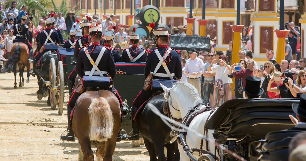 Guardia Real en paseo por el recinto ferial del Parque Gonz&aacute;lez Hontoria de Jerez | Noelia Herrera, de Jonocla Fotograf&iacute;a, para MIRA Jerez