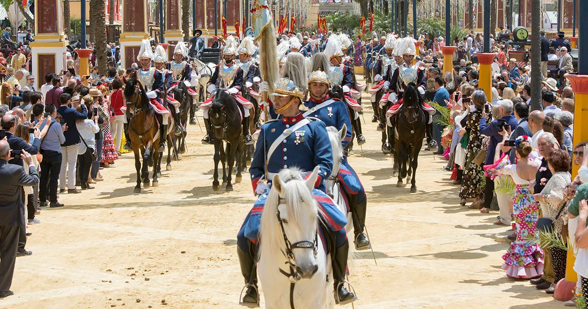 Guardia Real en paseo por el recinto ferial del Parque Gonz&aacute;lez Hontoria de Jerez | Noelia Herrera, de Jonocla Fotograf&iacute;a, para MIRA Jerez