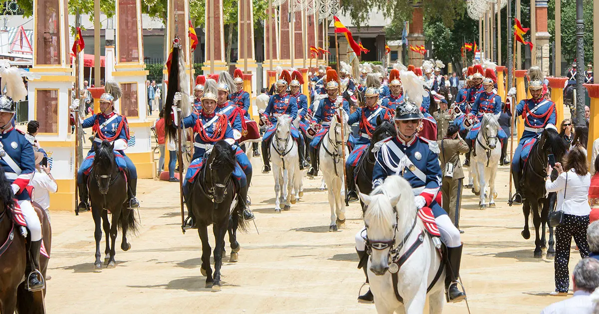 Guardia Real en paseo por el recinto ferial del Parque Gonz&aacute;lez Hontoria de Jerez | Noelia Herrera, de Jonocla Fotograf&iacute;a, para MIRA Jerez