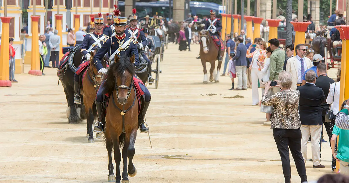 Guardia Real en paseo por el recinto ferial del Parque Gonz&aacute;lez Hontoria de Jerez | Noelia Herrera, de Jonocla Fotograf&iacute;a, para MIRA Jerez