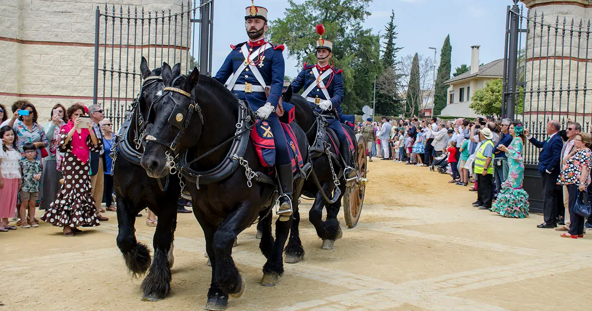 Guardia Real en paseo por el recinto ferial del Parque Gonz&aacute;lez Hontoria de Jerez | Noelia Herrera, de Jonocla Fotograf&iacute;a, para MIRA Jerez