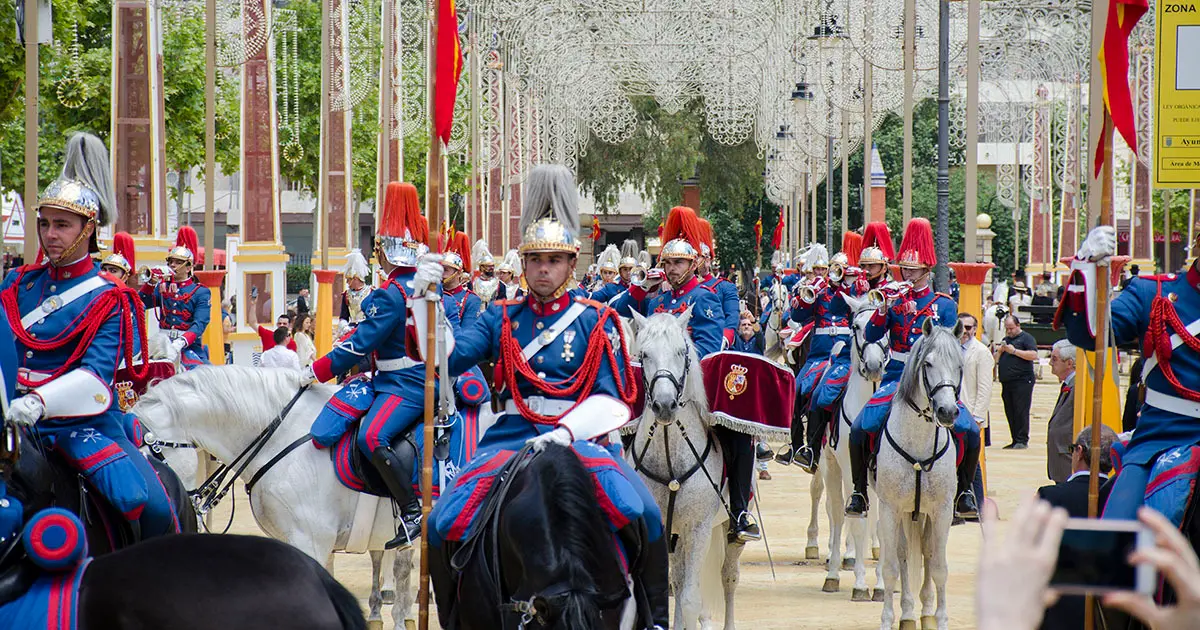 Guardia Real en paseo por el recinto ferial del Parque Gonz&aacute;lez Hontoria de Jerez | Noelia Herrera, de Jonocla Fotograf&iacute;a, para MIRA Jerez