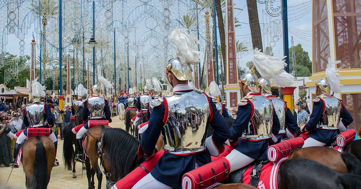Guardia Real en paseo por el recinto ferial del Parque Gonz&aacute;lez Hontoria de Jerez | Noelia Herrera, de Jonocla Fotograf&iacute;a, para MIRA Jerez