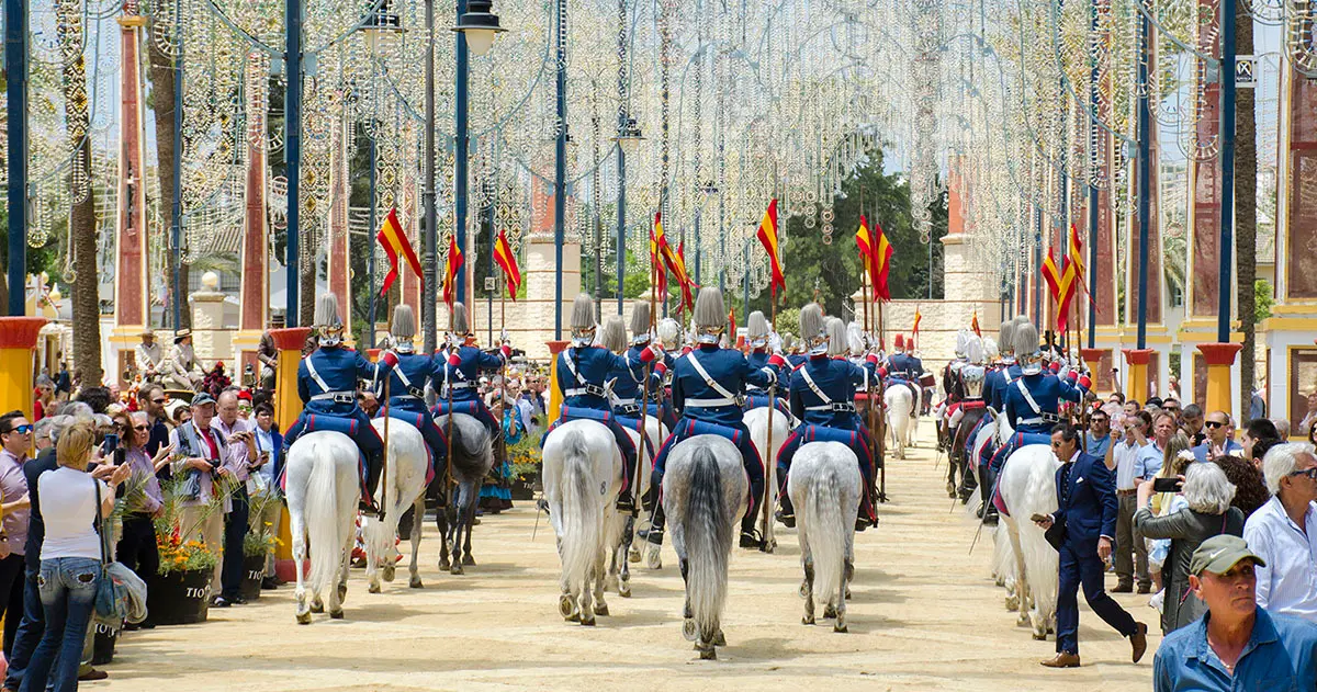 Guardia Real en paseo por el recinto ferial del Parque Gonz&aacute;lez Hontoria de Jerez | Noelia Herrera, de Jonocla Fotograf&iacute;a, para MIRA Jerez