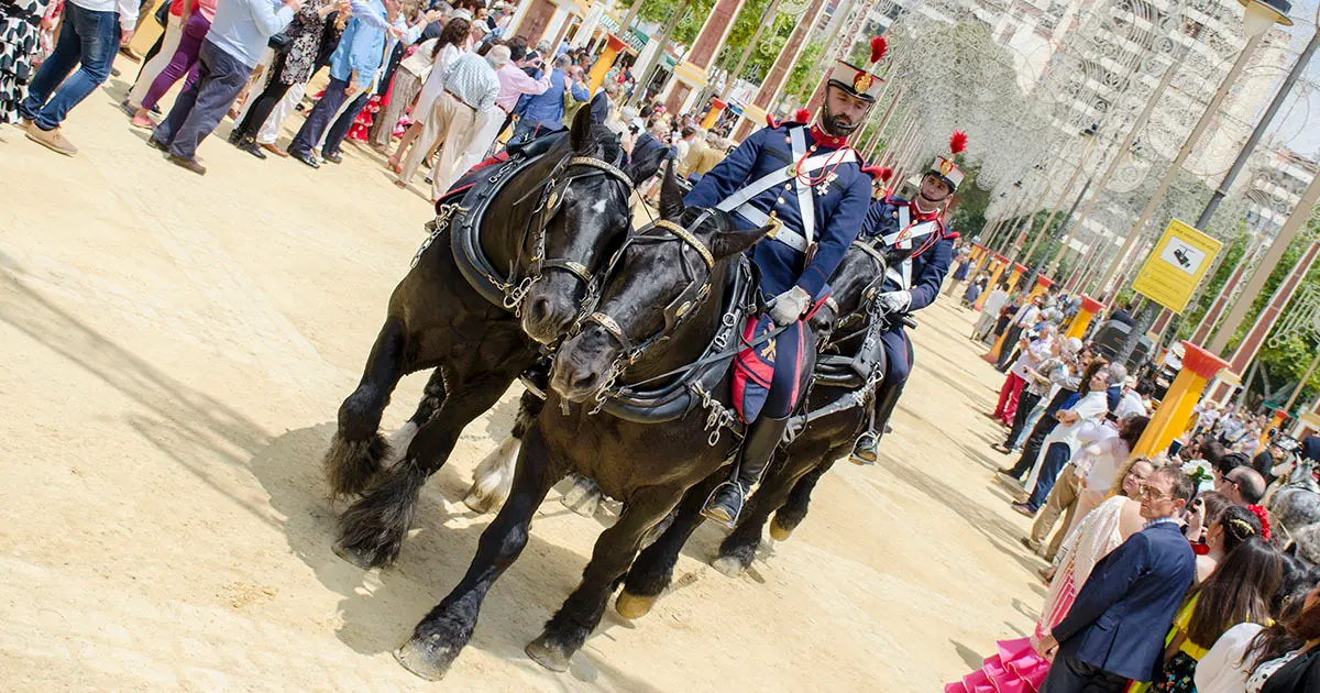 Guardia Real en paseo por el recinto ferial del Parque Gonz&aacute;lez Hontoria de Jerez | Noelia Herrera, de Jonocla Fotograf&iacute;a, para MIRA Jerez