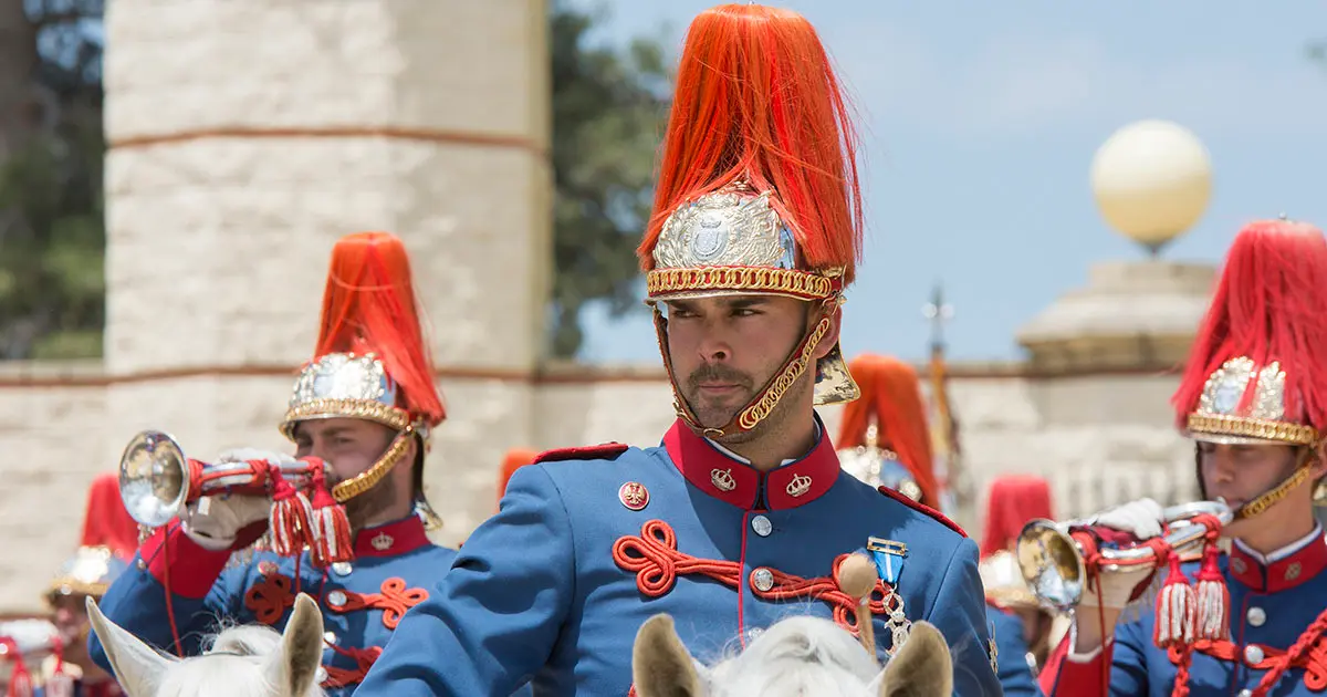 Guardia Real en paseo por el recinto ferial del Parque Gonz&aacute;lez Hontoria de Jerez | Noelia Herrera, de Jonocla Fotograf&iacute;a, para MIRA Jerez