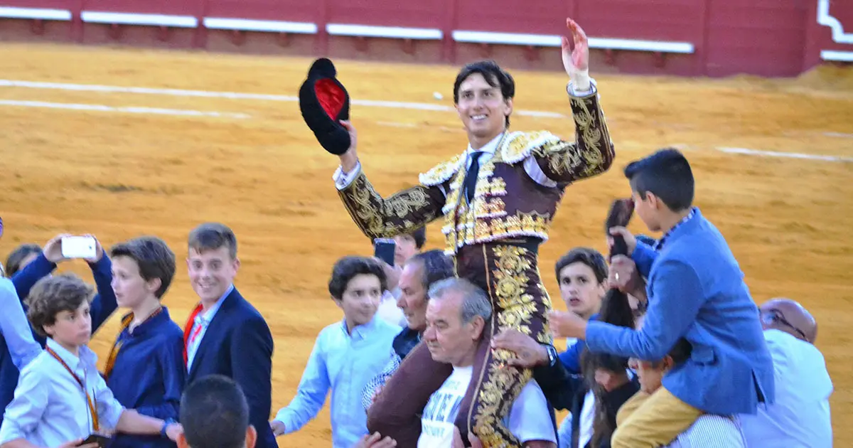 Roca Rey sale a hombros | M. Bre&ntilde;a