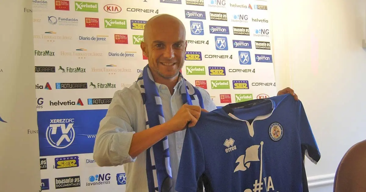 Presentaci&oacute;n de Javi Casares como nuevo jugador del Xerez Deportivo FC | Foto de Manuel Jes&uacute;s Ruiz