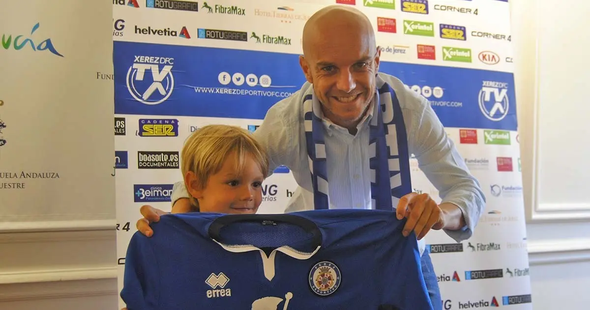 Presentaci&oacute;n de Javi Casares como nuevo jugador del Xerez Deportivo FC | Foto de Manuel Jes&uacute;s Ruiz