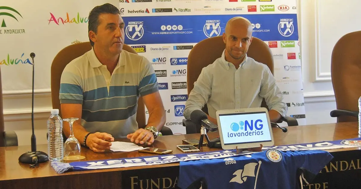 Presentaci&oacute;n de Javi Casares como nuevo jugador del Xerez Deportivo FC | Foto de Manuel Jes&uacute;s Ruiz