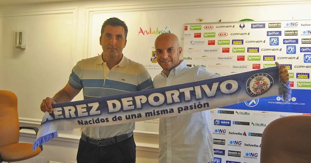 Presentaci&oacute;n de Javi Casares como nuevo jugador del Xerez Deportivo FC | Foto de Manuel Jes&uacute;s Ruiz