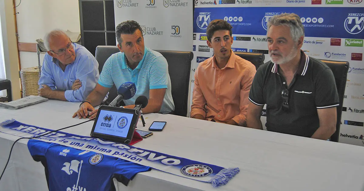 Presentaci&oacute;n de Marcelo Villa&ccedil;a como nuevo jugador del Xerez Deportivo FC | Foto de Manuel Jes&uacute;s Ruiz