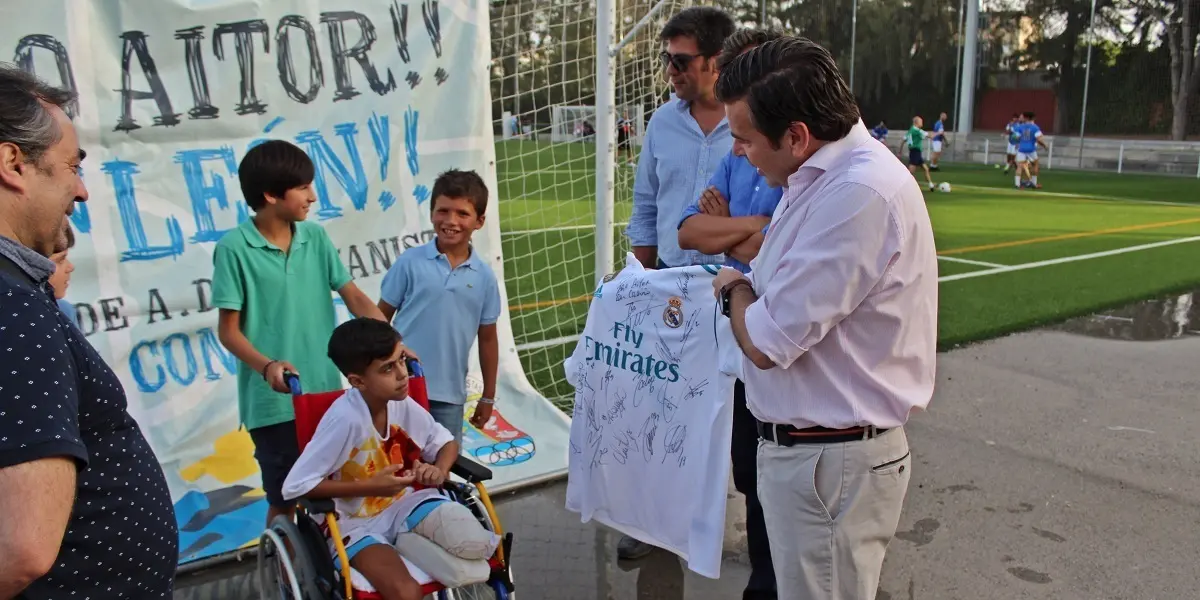 Aitor Palomeque recibe una camiseta del Real Madrid firmada por todos los jugadores | Alejandro Jim&eacute;nez