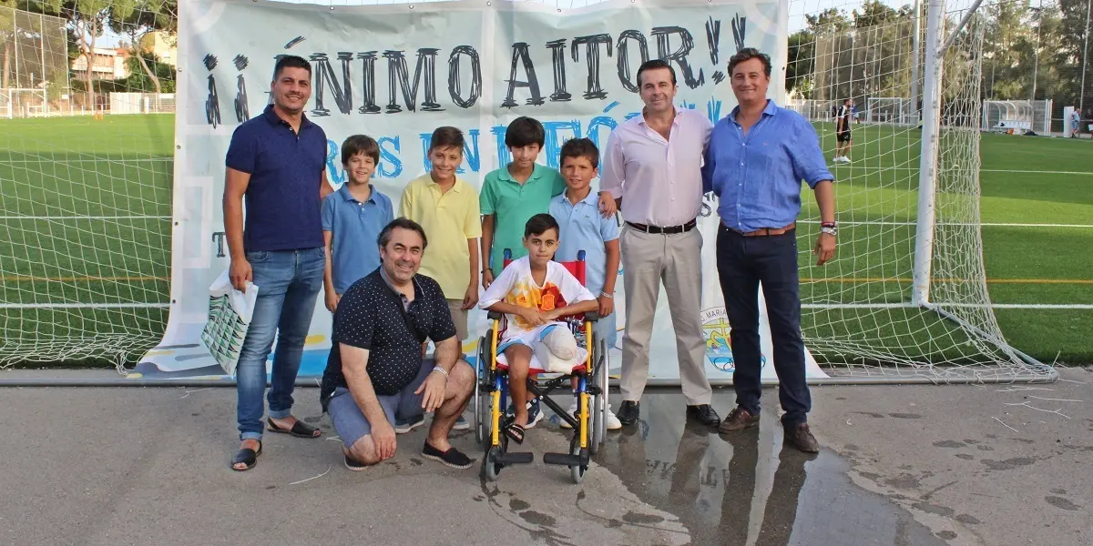 Aitor Palomeque recibe una camiseta del Real Madrid firmada por todos los jugadores | Alejandro Jim&eacute;nez