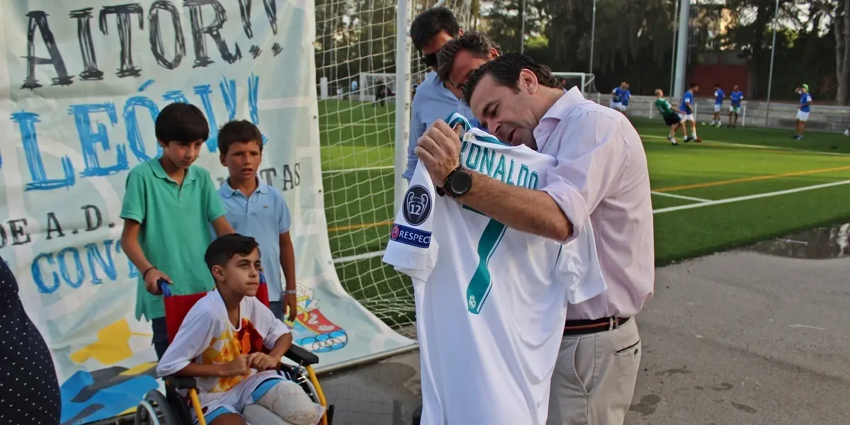 Aitor Palomeque recibe una camiseta del Real Madrid firmada por todos los jugadores | Alejandro Jim&eacute;nez