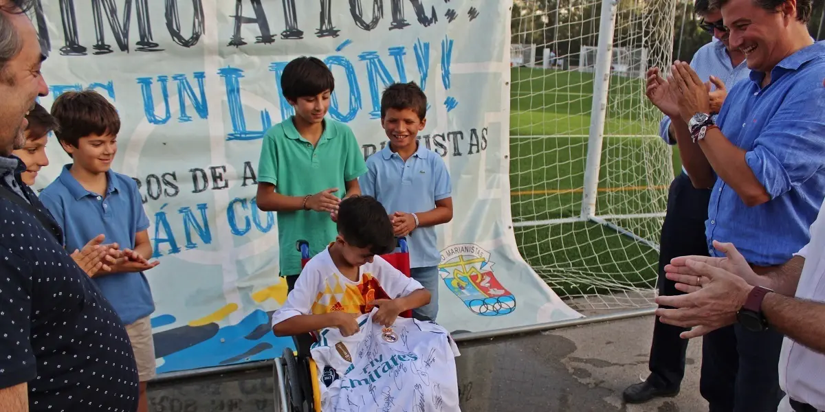 Aitor Palomeque recibe una camiseta del Real Madrid firmada por todos los jugadores | Alejandro Jim&eacute;nez