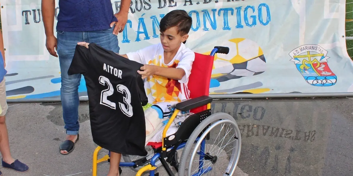 Aitor Palomeque recibe una camiseta del Real Madrid firmada por todos los jugadores | Alejandro Jim&eacute;nez