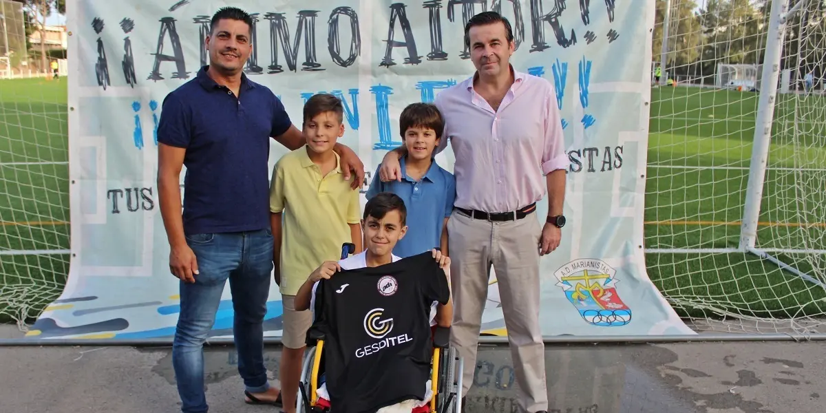 Aitor Palomeque recibe una camiseta del Real Madrid firmada por todos los jugadores | Alejandro Jim&eacute;nez