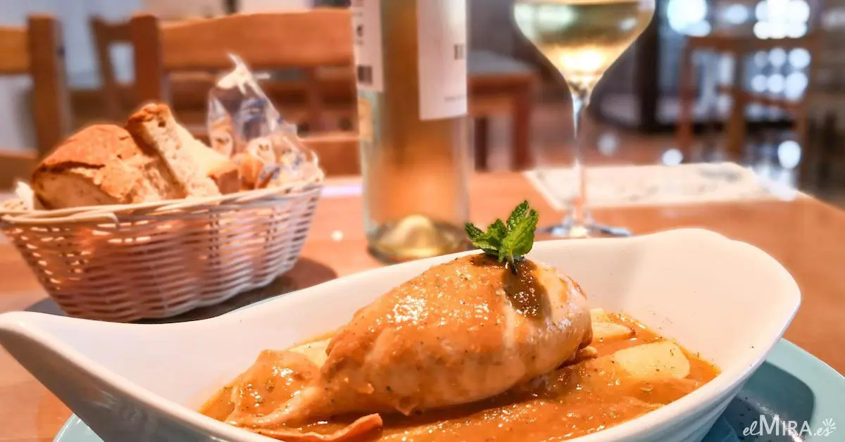 Volaor relleno con huevo duro, jam&oacute;n y calamar, guisado en salsa