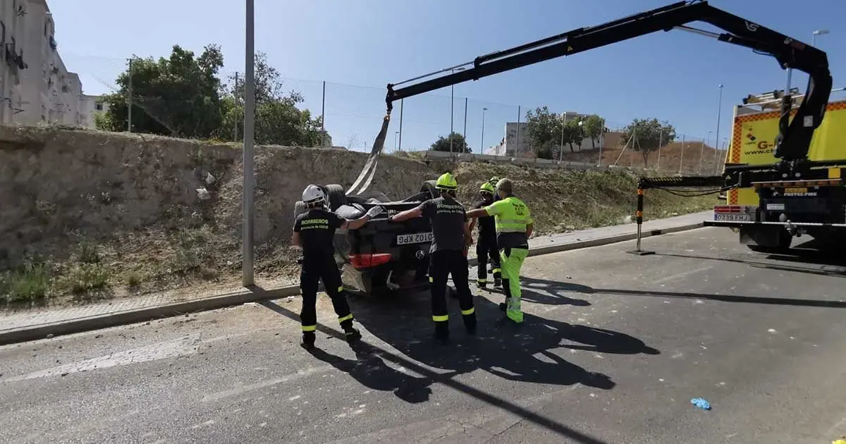 Coche volcado en Segismundo Moret | Foto: Jes&uacute;s Catal&aacute;n