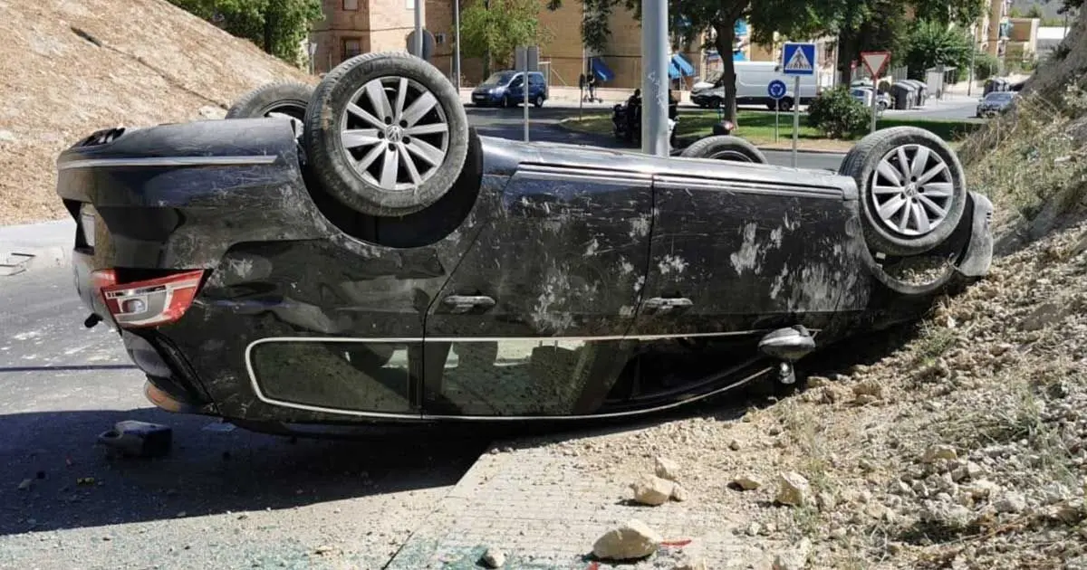 Coche volcado en Segismundo Moret | Foto: Jes&uacute;s Catal&aacute;n
