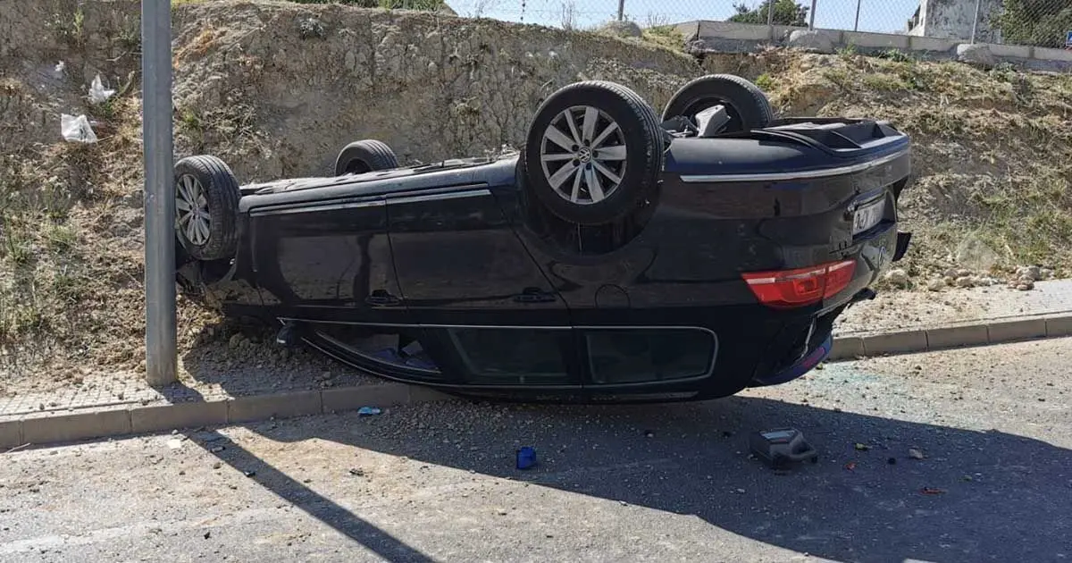 Coche volcado en Segismundo Moret | Foto: Jes&uacute;s Catal&aacute;n