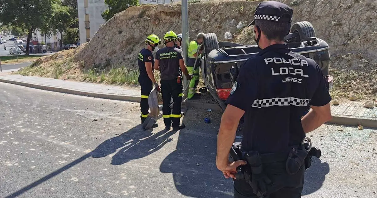 Coche volcado en Segismundo Moret | Foto: Jes&uacute;s Catal&aacute;n