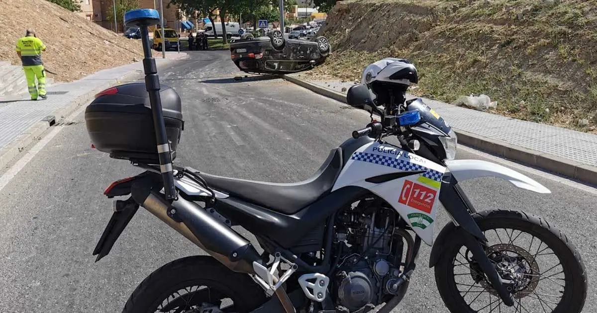 Coche volcado en Segismundo Moret | Foto: Jes&uacute;s Catal&aacute;n