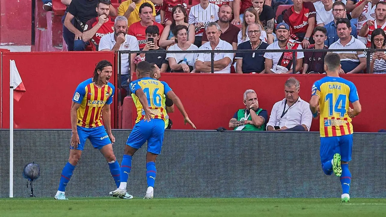 Gol de Cavani en el Sevilla FC - Valencia CF | Salvador L&oacute;pez Medina para El MIRA