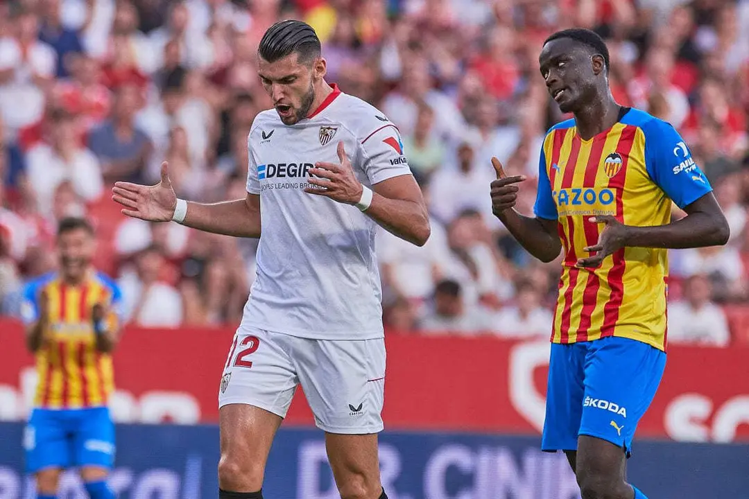 Rafa Mir se lamenta de una ocasi&oacute;n fallida en el Sevilla FC - Valencia CF | Salvador L&oacute;pez Medina para El MIRA