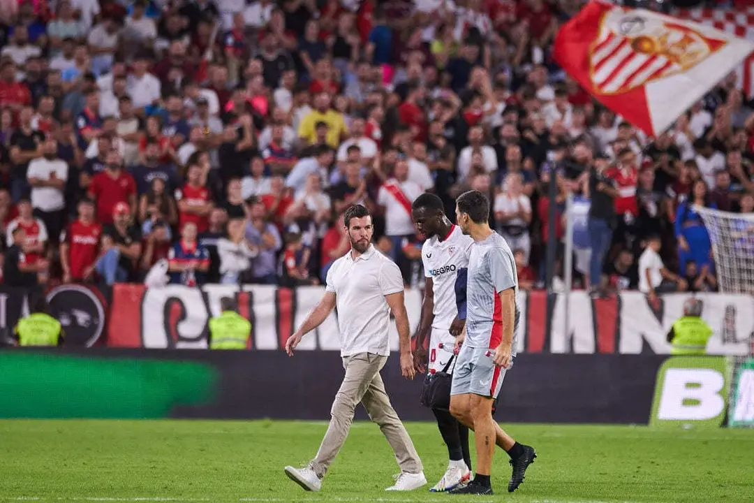 Lesi&oacute;n de Nianzou en el Sevilla FC - Valencia CF | Salvador L&oacute;pez Medina para El MIRA