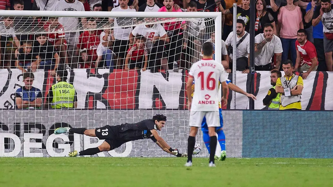 Parada de Bono en el penalti a Gay&aacute; Sevilla FC - Valencia CF | Salvador L&oacute;pez Medina para El MIRA