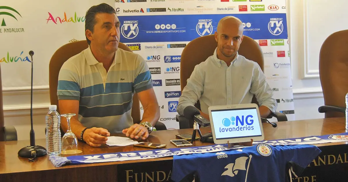 Presentaci&oacute;n de Javi Casares como nuevo jugador del Xerez Deportivo FC | Foto de Manuel Jes&uacute;s Ruiz